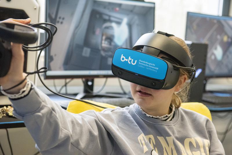 Schülerin mit VR-Brille im DLR_School_Lab an der BTU. 