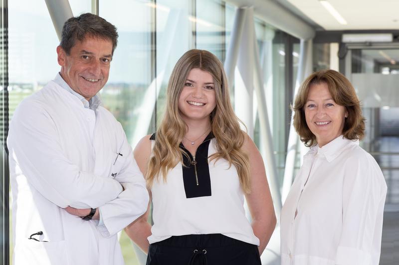 Prof. Dr. Matthias Edinger, Stellv. Direktor der Klinik und Poliklinik für Innere Medizin III des UKR, und PD Dr. Petra Hoffmann, Leiterin der Arbeitsgruppe, freuen sich mit Lea Gammel über das Stipendium.