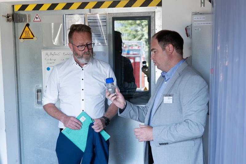 Schleswig-Holsteins Wirtschaftsminister Claus Ruhe Madsen mit Dr. Julian Jepsen im Institut für Wasserstofftechnologie.