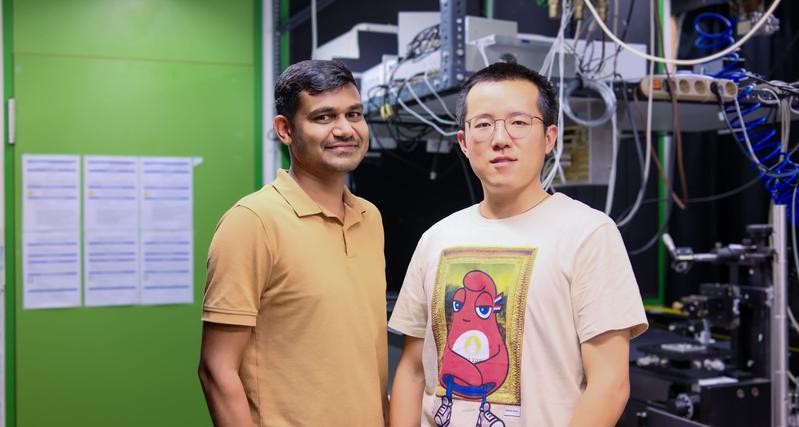 Dr. Pankaj Dharpure (links) und Dr. Heyou Zhang (rechts) Postdocs an der Universität Bayreuth vor dem experimentellen Aufbau.