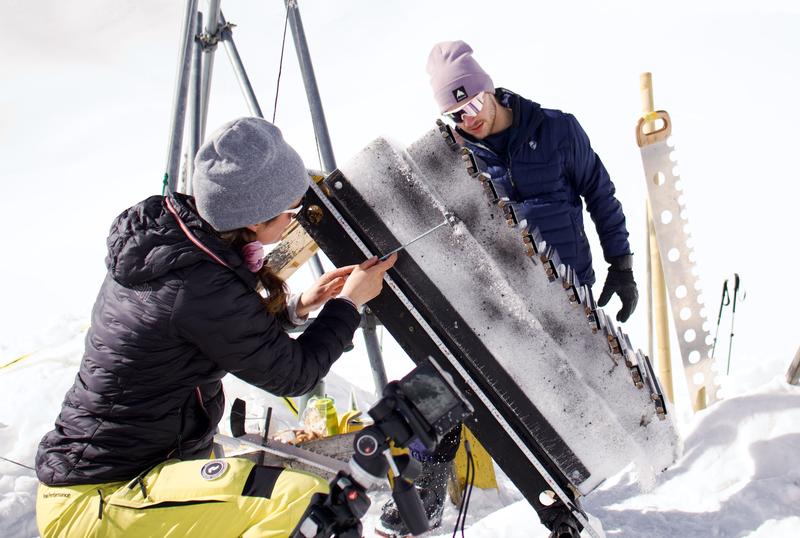 Kritischer Punkt des Einsturzes: Mit der Rückseite einer Schneesäge wird in die schwache Schicht geschnitten, bis die freigesetzte Energie des entstehenden Kragbalkens ausreicht, um einen Riss zu erzeugen.