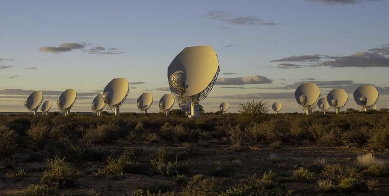 Ein Teil der Antennen MeerKAT-Radioteleskopnetzwerks in der Karoo-Region in Südafrika.