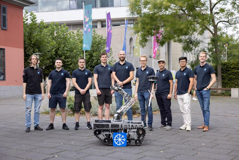 Mitglieder des Frankfurt Robotics Science Teams (FRoST) mit ihrem aktuellen Wettbewerbs-Rover ARES