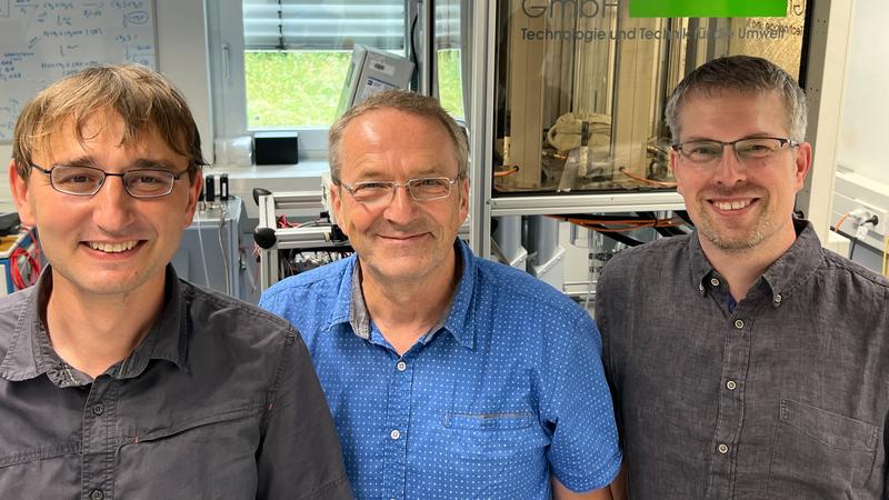 The team that achieved the world's first detection of sulfurous acid (H2SO3) under atmospheric conditions in the TROPOS laboratory: Dr Erik H. Hoffmann, Dr Torsten Berndt and Dr Andreas Tilgner (from left to right).