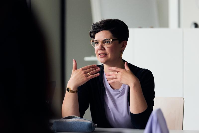Anne Rauber leitet ein Seminar zu Verhütung als Menschenrecht an der HSBI. Sie hat Soziale Arbeit an der Fachhochschule Münster und Gender Studies an der Ruhr-Universität Bochum studiert. 