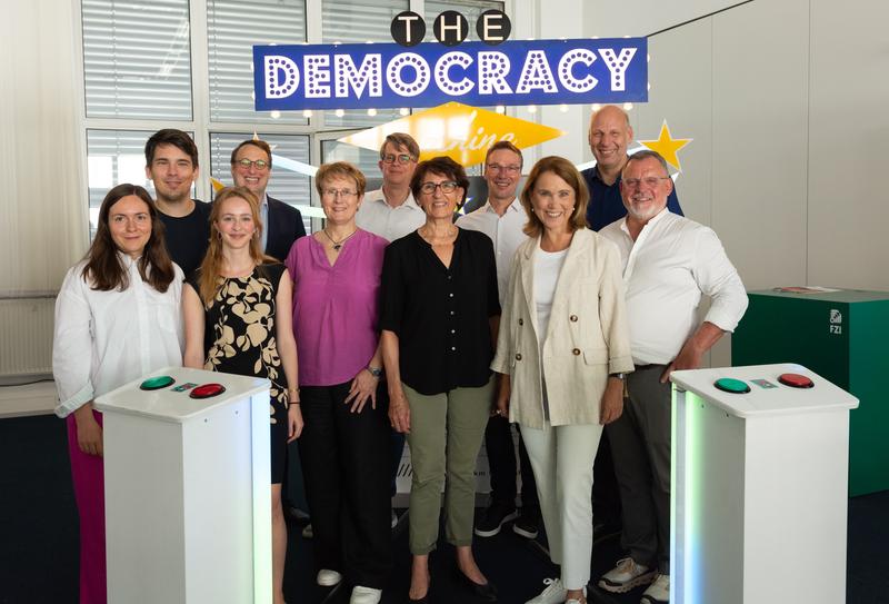 Gruppenfoto vom Ministerinbesuch Petra Olschowski