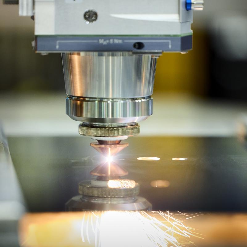 As part of the DIPOOL project, Dr. Frank Schneider and his team are using AI and minimally invasive laser modulation (MILM) to optimize process monitoring and control in sheet metal processing.