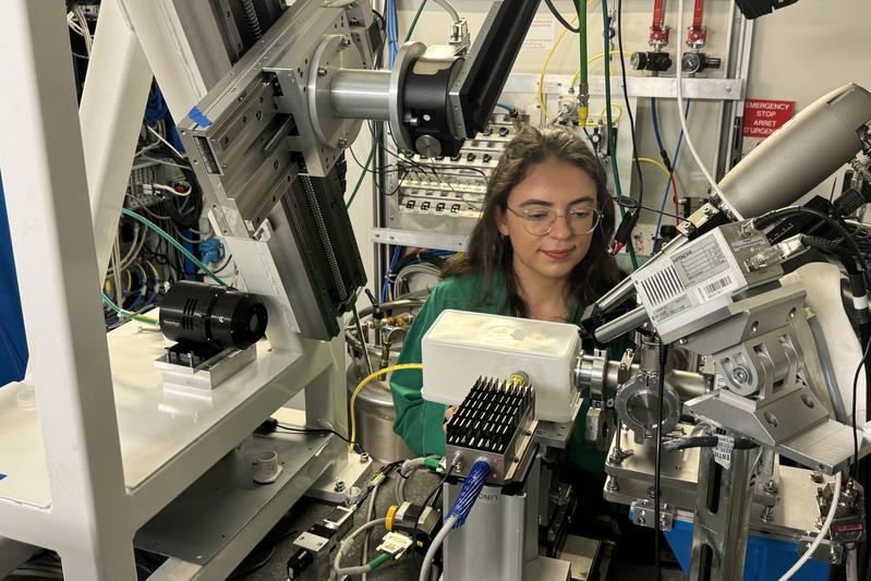 Clara Silva positioniert eine Probe für Messungen im Röntgenemissionsspektrometer an der Rossendorf Beamline (ROBL).