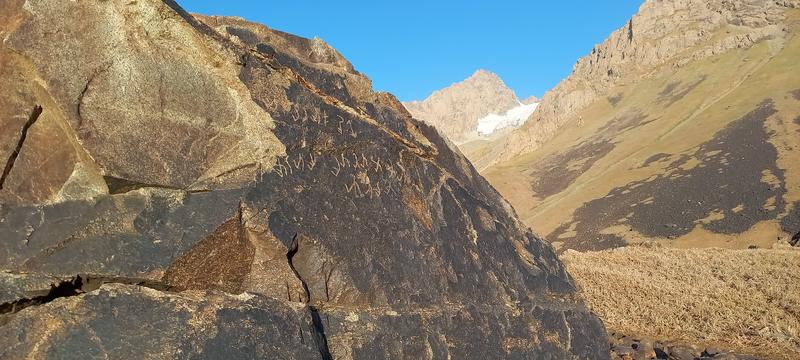 Die Almosi-Bilinuge in Tadschikistan war der Schlüssel zur Entzifferung der Issyk-Kuschana-Schrift