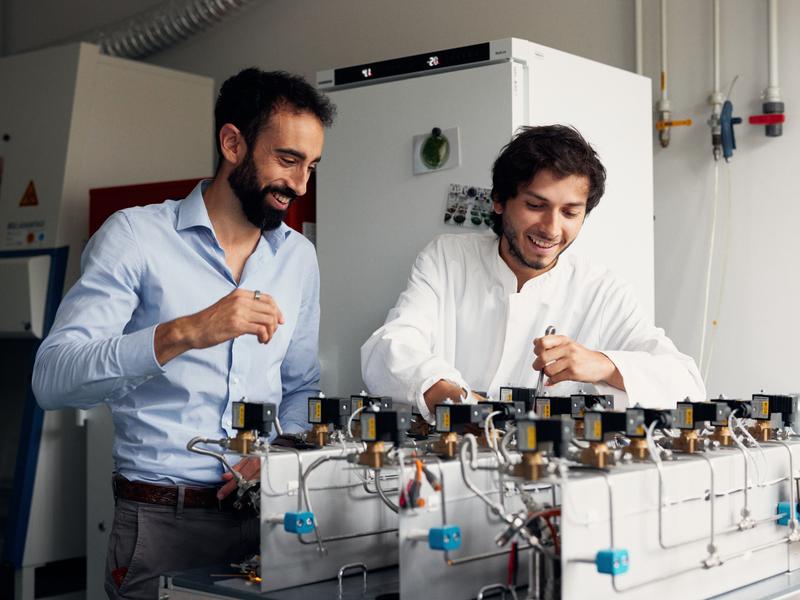ERC Starting Grant-Gewinner Dr. Cyprien Verseux (links) und Doktorand Tiago Ramalho arbeiten an Atmos (Atmosphere Tester for Mars-bound Organic Systems).
