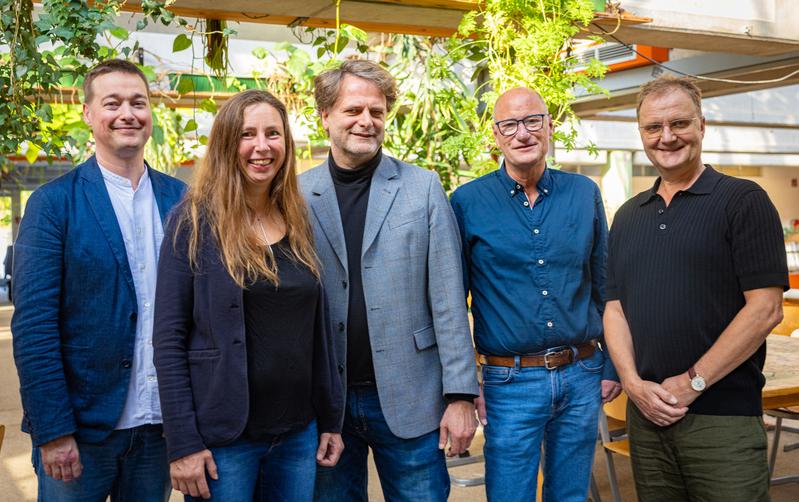 Laden zur Festwoche ein (v.li.): Dr. Christian Timo Zenke, Prof’in Dr. Annette Textor und Prof. Dr. Martin Heinrich von den wissenschaftlichen Einrichtungen der Versuchsschulen und die Schulleiter Dr. Lutz van Spankeren und Rainer Devantié.