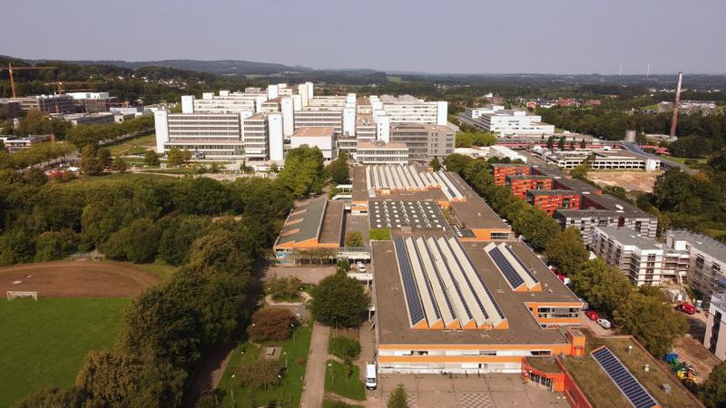 Pioniere in der Schulentwicklung: die Laborschule und das Oberstufen-Kolleg, die aus der Universität Bielefeld (hinten im Bild) hervorgegangen sind.