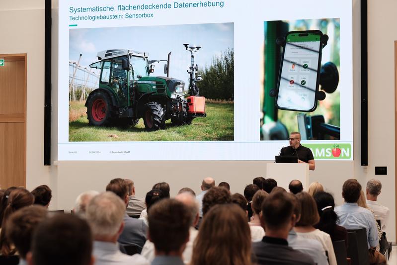 Vorstellung der Zukunftsbetriebe und -regionen. Benjamin Schulze, Fraunhofer IFAM, zeigt die Ziele des Zukunftsbetriebs SAMSON auf.