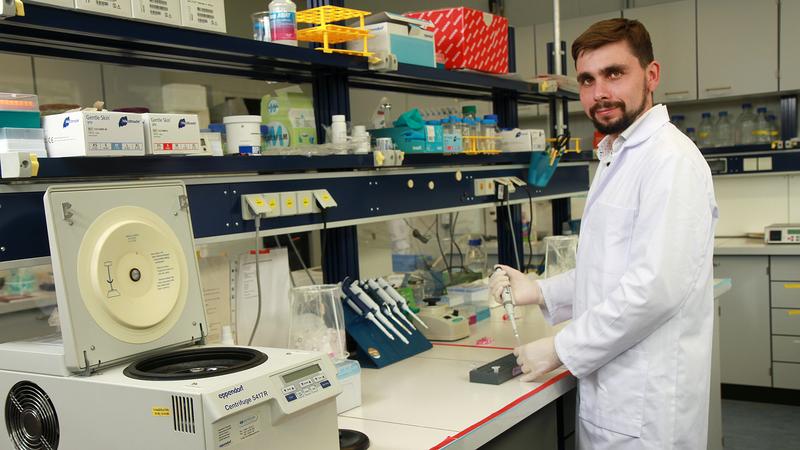 Yury Bykov, cell biologist and Junior Professor at RPTU, receives the prestigious ERC Starting Grant for his research work. 