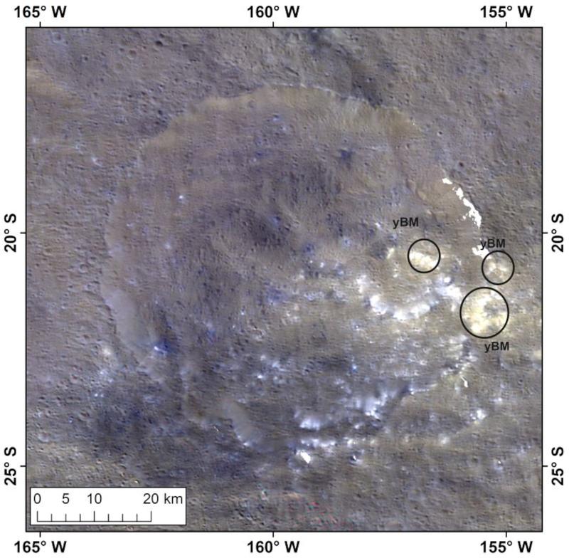 Das gelbliche helle Material, hier als „yBM“ gekennzeichnet, findet sich ausschließlich am Rand des kleineren Kraters und in seiner direkten östlichen Nachbarschaft. 