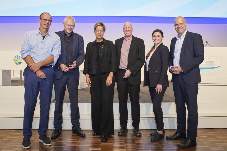 Personen v.l.n.r.: Dr. Christoph Sievering, Prof. Dr. Manfred Fischedick, NRW-Wirtschaftsministerin Mona Neubaur, Dr. Michael Walther, Dr. Iris Rieth-Menze und Dr. Martin Theuringer