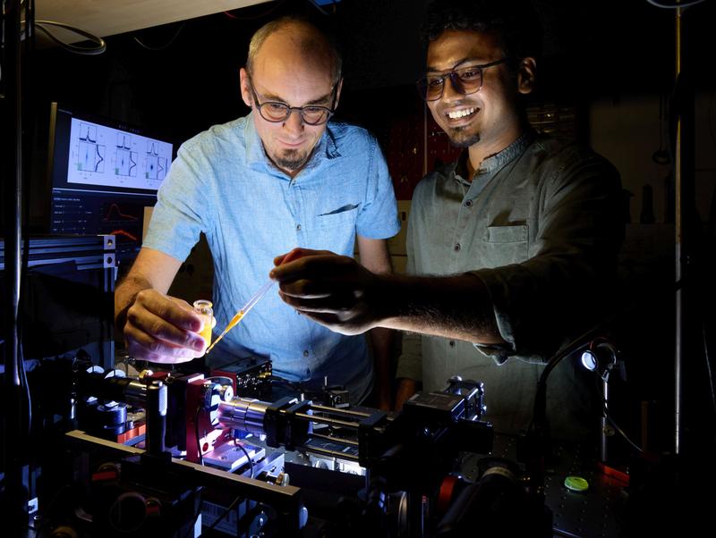 Dr. Frank Vewinger (left) and Kirankumar Karkihalli Umesh filling the microresonator with the dye solution to cool the photons. 