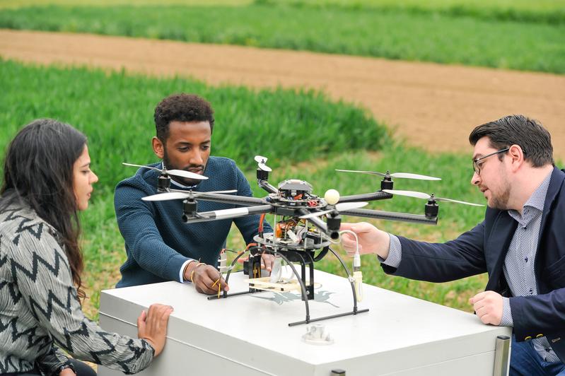 Fortschrittliche Robotik, künstliche Intelligenz, biologischen Prinzipien folgende Agrartechnologien sowie der gezielte Einsatz von Mineraldünger, ermöglichen den Verzicht auf chem.-synth. Pflanzenschutz.