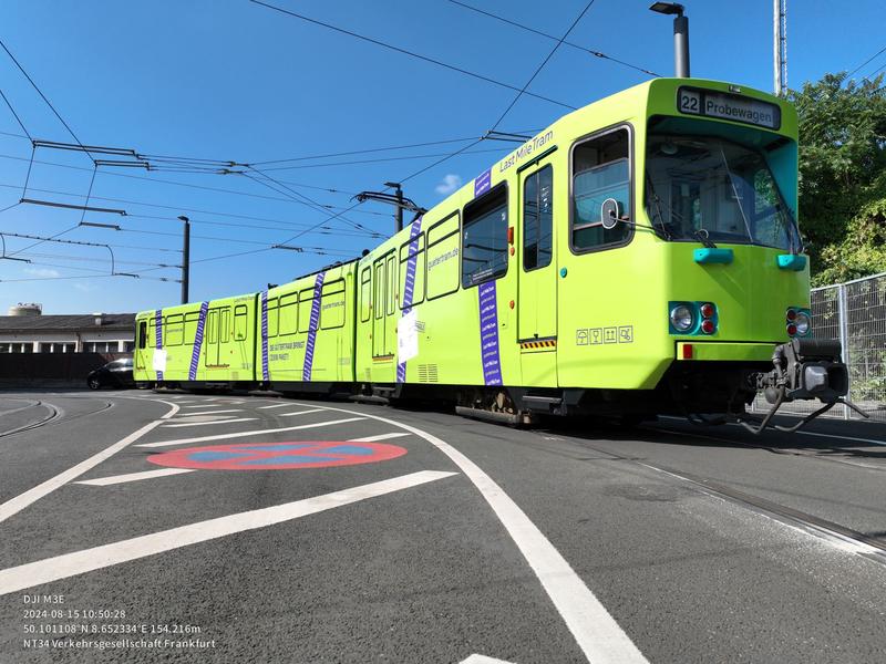Die VGF Gütertram befördert im Stadtgebiet von Frankfurt am Main im Rahmen des Forschungsprojekts LastMileTram Pakete. 