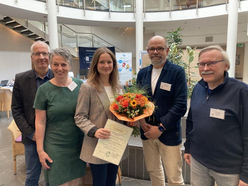 M. Sc. Sarah Wünsche (Mitte) mit dem Vorstand der DGBfb