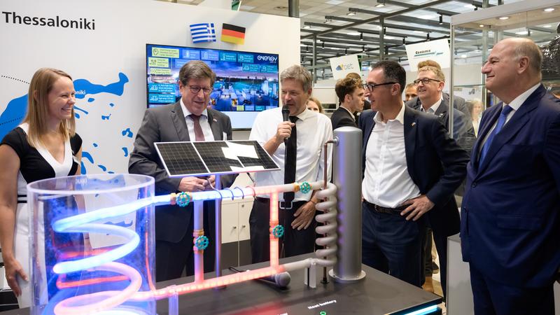 Auf der TIF tauschten sich die Forschenden des KIT unter anderem mit Robert Habeck, Bundesminister für Wirtschaft und Klimaschutz, und Cem Özdemir, Bundesminister für Ernährung und Landwirtschaft, aus. (ausf. BU am Textende, Foto: LMI)