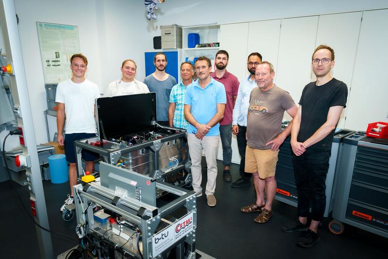 Die Vorbereitungen für ein Parabelflug-Experiment dauern etwas ein halbes Jahr. Dem Team, das konzentriert alle Einzelheiten berücksichtigt, gehören insgesamt elf Personen an. 