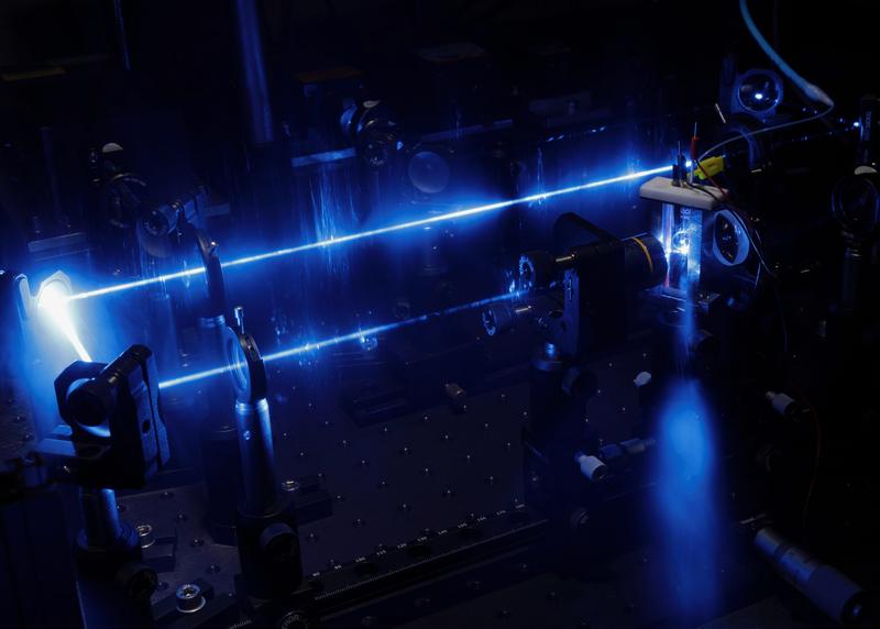 Spektroskopischer Aufbau zur Analyse von Lichtwechselwirkungen wie Absorption und Reflexion