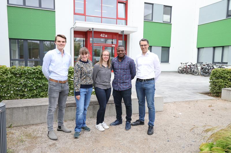 Die Erst- und Letztautoren der Studie vor dem Herzforschungsgebäude der Universitätsmedizin Göttingen (v.l.n.r.): Dominik Hubricht, Dr. Fleur Mason, Vanessa Möller, Dr. Funsho Fakuade und Prof. Dr. Niels Voigt. 