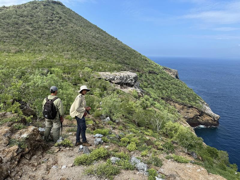 Kirtana Kumar und Galápagos-Ranger Henry während der Feldarbeit auf den Inseln.