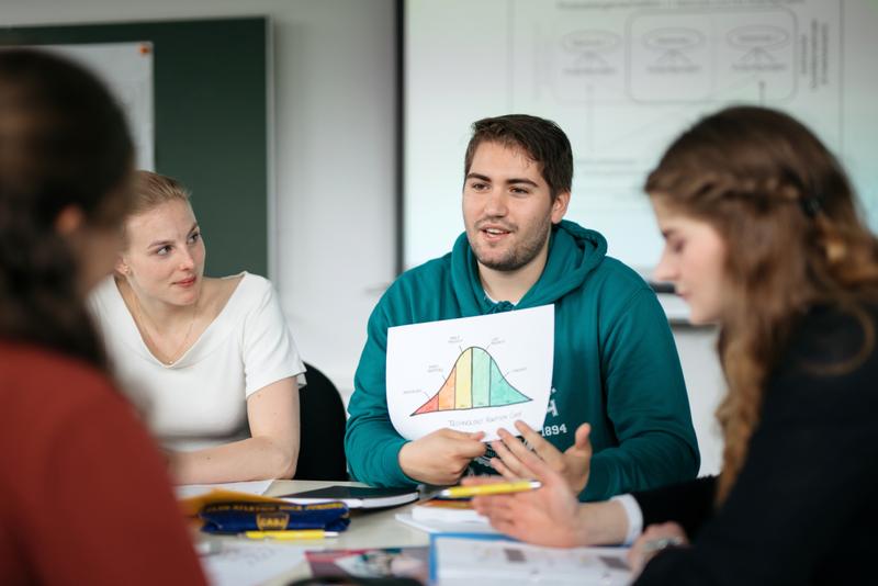 Schon heute die wirtschaftlichen und gesellschaftlichen Herausforderungen von morgen mitgestalten: Diese Expertise erlangen Studierende des neuen Masterstudiengangs „Betriebswirtschaftslehre mit technischer Orientierung“, der zum Wintersemester startet.