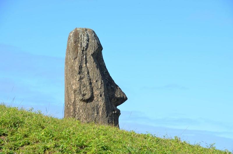 Die Rapanui schnitzten große monolithische Menschenfiguren aus den vulkanischen Steinvorkommen der Insel. Herauszufinden, wie sie hergestellt und transportiert wurden, war schwierig.