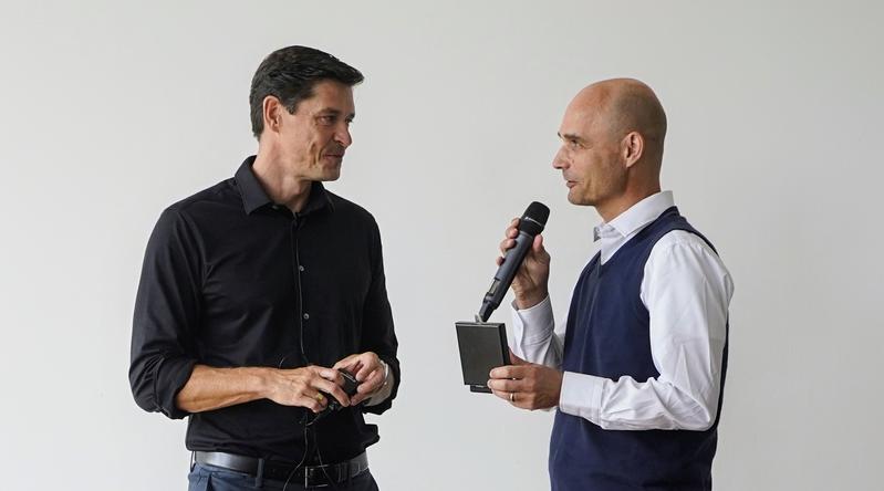 Feierstunde: Joachim Spatz, Geschäftsführender Direktor des MPImF (rechts), überreichte Hendrik Dietz von der TU München die Otto-Meyerhof-Medaille.