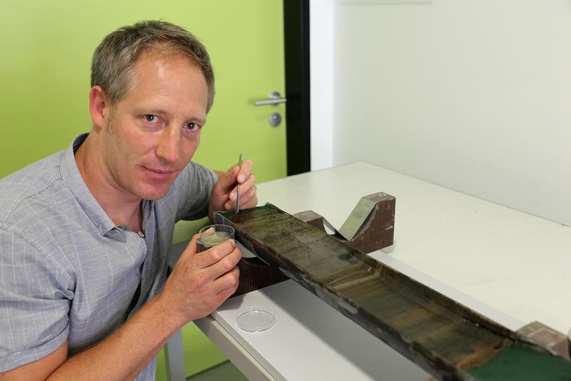 Jérôme Kaiser from the Leibniz Institute for Baltic Sea Research Warnemünde is an expert in analysing environmental proxies found in marine sediment cores, which can be used to reconstruct environmental conditions in the earth's past.