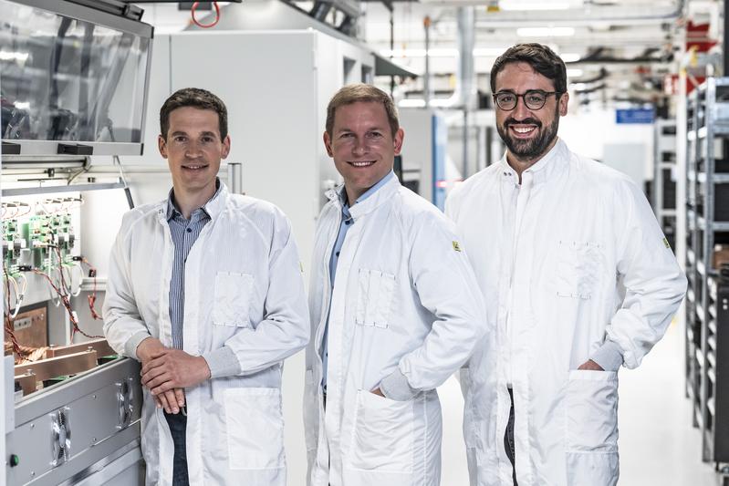 Sie zählen zum "Kreis der Besten" beim Deutschen Zukunftspreis 2024 (v. l.): Prof. Dr. Thomas Basler (TU Chemnitz) sowie Dr. Konrad Schraml und Dr. Caspar Leendertz (Infineon) mit ihrer Entwicklung innovativer Siliziumkarbid-Leistungshalbleitermodule.