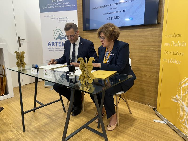 Prof. Dr. Oliver Steffens, Vizepräsident der OTH Regensburg, und Prof. Dr. Anna Batistatou, Rektorin der Universität von Ioannina, unterzeichneten das Memorandum of Understanding.