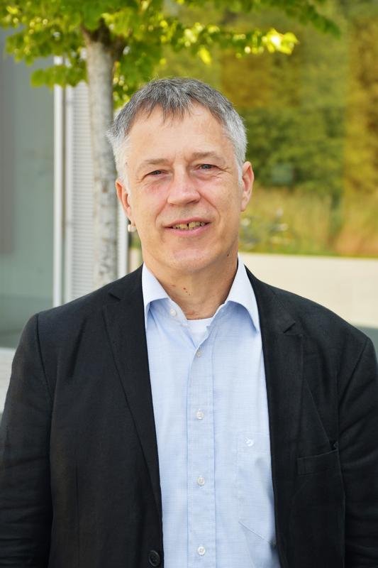 Prof. Dr. phil. habil. Karsten Weber ist Philosoph und Experte für Technikfolgenabschätzung. Er leitet das Institut für Sozialforschung und Technikfolgenabschätzung (IST) an der OTH Regensburg.