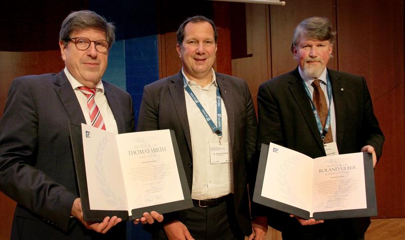 DECHEMA-Geschäftsführer Dr. Andreas Förster (m.) überreicht Prof. Dr. Thomas Hirth, KIT (l.) und Prof. Dr. Roland Ulber RPTU Kaiserslautern-Landau (r.) die DECHEMA-Medaille. 