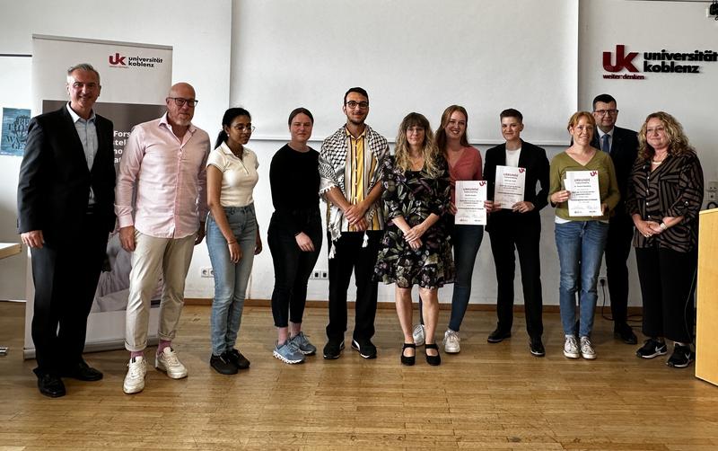 Das Projekt „Trauma auf Rezept? Projekte zum Thema Verschickungskinder“ stieß bei der ersten Nacht der Forschung auf großes Interesse. Den ersten Platz des Publikumspreises nahmen Dr. Hannah Rosenberg, Julia van Cuick und Nicole Geuder (mit Urkunde). 