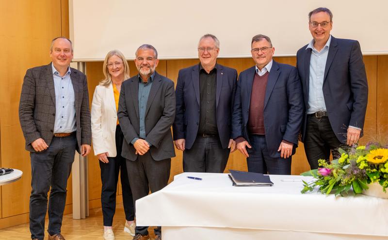 (Von links) Dekan Prof. Bernd Weber, Prof. Jane Gunn (Dean, University of Melbourne), Prof. Sammy Bedoui (Peter Doherty Institute, Melbourne), Unirektor Prof. Michael Hoch, Prof. Duncan Maskell (Vice-Chancellor, Melbourne) und Prof. Christian Kurts. 