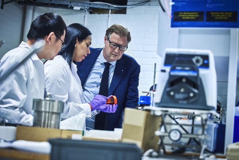 The reserachers Zhenyuan Xia, Richa Chaudhary and Leif Asp in the graphene lab at the Department of Industrial and Material Science at Chalmers University of Technology, Sweden.