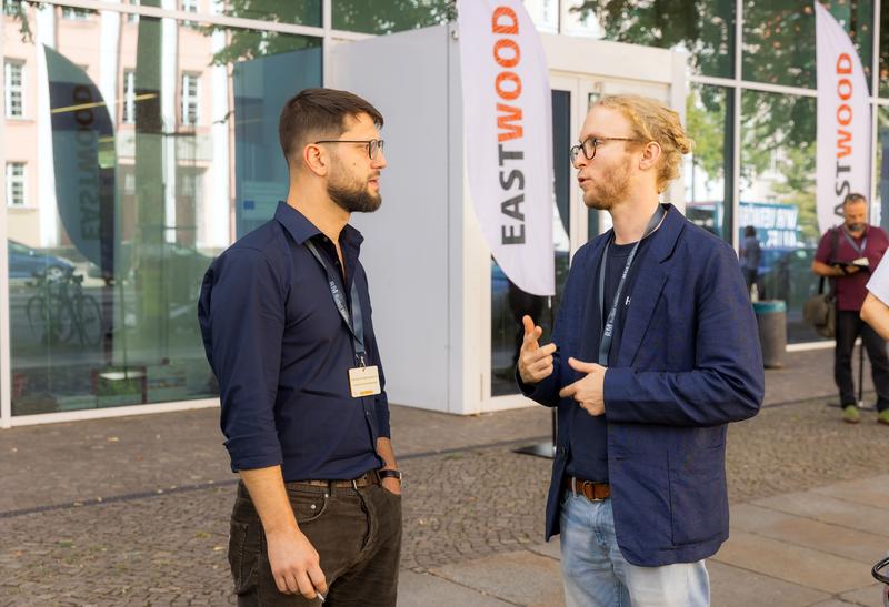 Felix Schmidt-Kleespies (rechts), wissenschaftlicher Mitarbeiter der HTWK Leipzig, beim Netzwerken während der EASTWOOD