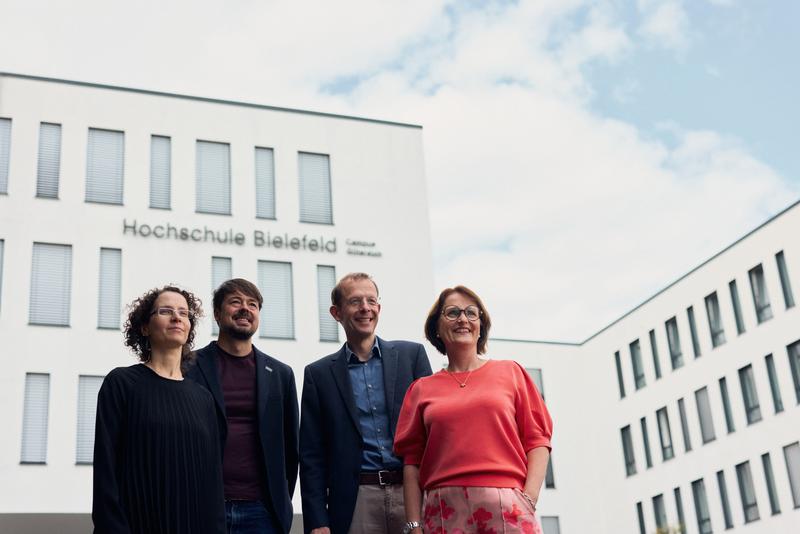 v.l.: Prof. Dr. Mariam Dopslaf und Prof. Dr. Christian Schwede sprechen am Campus Gütersloh der HSBI mit Prof. Dr. Ulrich Schäfermeier und Prof. Dr. Andrea Kaimann über die neuen englischsprachigen Studiengänge. 