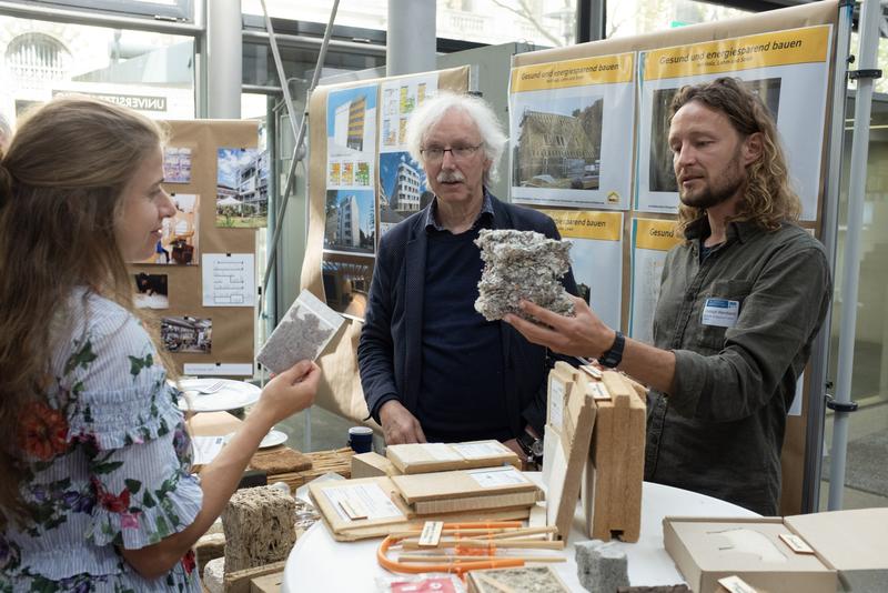 Christoph Wendland vom Bildungswerk für nachhaltige Entwicklung beim „Markt der Möglichkeiten“ in Leipzig.