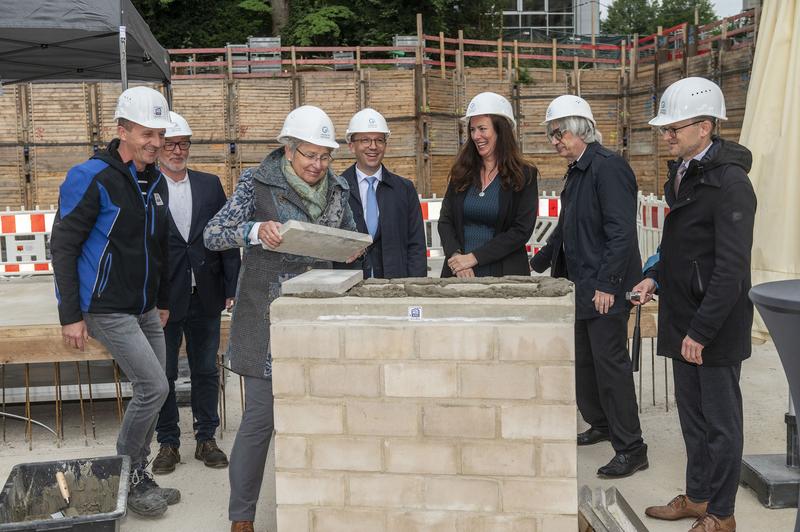 Grundsteinlegung mit Elmar Nitzborn (Architekt, 2. von links), Petra Broistedt (Oberbürgermeisterin), Falko Mohrs (Minister), Prof. Dr. Anne Schacht (HuCaB-Sprecherin), Prof. Dr. Metin Tolan (Universitätspräsident), Christian Tasch (Gebäudemanagement)