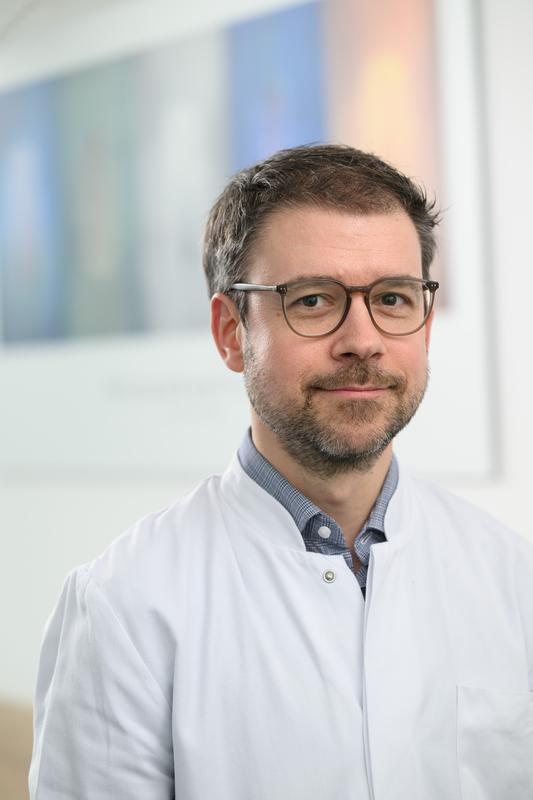 Dr. Horst-Dieter Hummel, Clinician Scientist in der Early Clinical Trial Unit (ECTU) am Interdisziplinären Studienzentrum (ISZ) des CCC Mainfranken, hat gemeinsam mit Afshin Dowlati die Erstautorenschaft zum DeLLphi-300 Trial Update. 