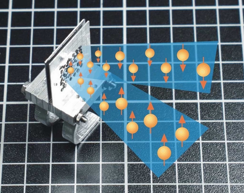 Abb.: Untersuchung eines Mosaiks aus Kristallen eines Hochtemperatursupraleiters mit Neutronenstrahlen (gelb).