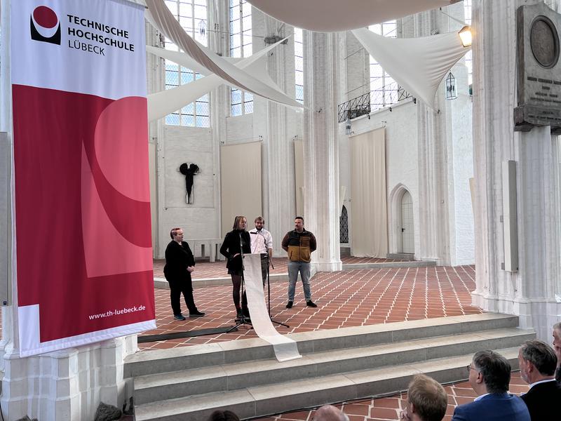 Die Vertretungen von AStA und StuPa geben wertvolle Tipps an die Studierenden demonstrativ in Form einer sehr langen Liste weiter. 