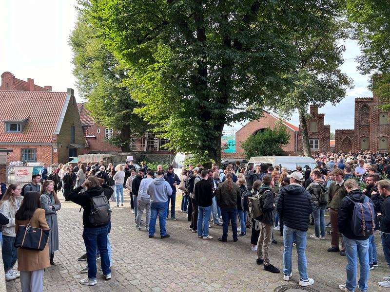 Im Kirchvorhof fanden sich die Studierenden nach Fachbereichen zusammen und konnten sich kennenlernen. 