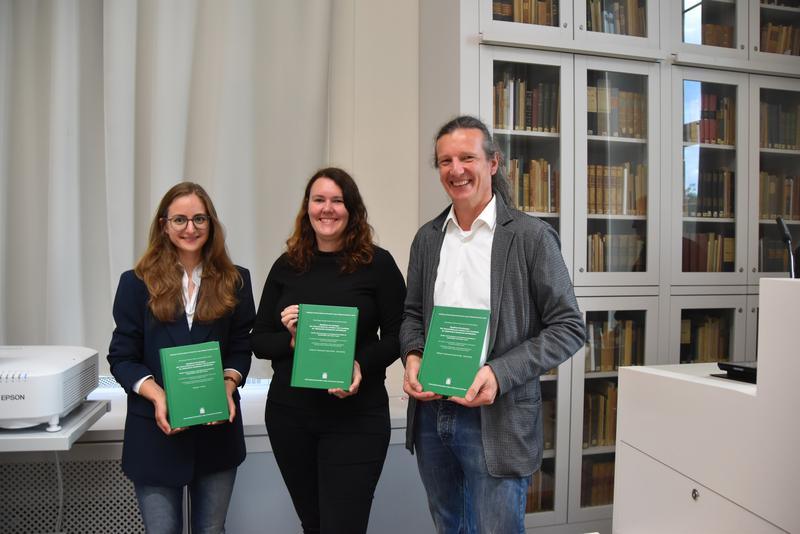 Stefan Bürger, Anne-Christine Brehm (Mitte) und Miriam Egner bei der öffentlichen Präsentation des Buches in Weimar. 