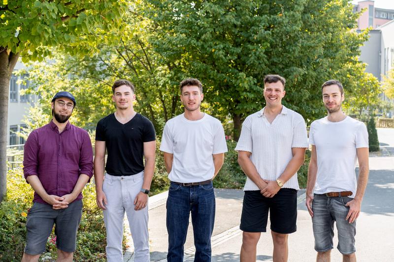Die Ideengeber der neu geförderten REAHLIZE-Projekte (v.l.n.r.): Ludwig Hettmann, Florian Geiger, Jonas Zander, Tobias Weber und Frederic Alexander Braun (nicht im Bild: Clemens Grahl)
